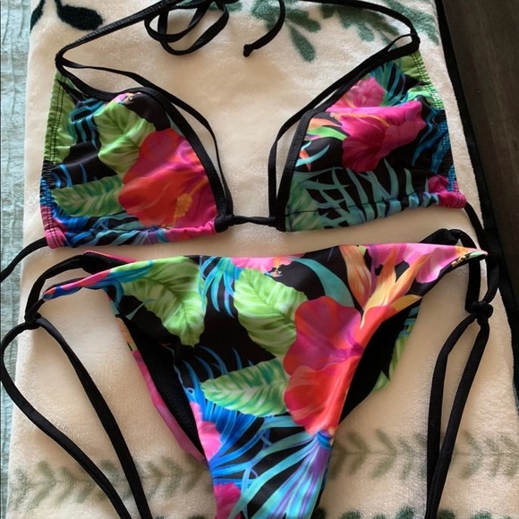 Gorgeous bikini! - Picture 2 of 3